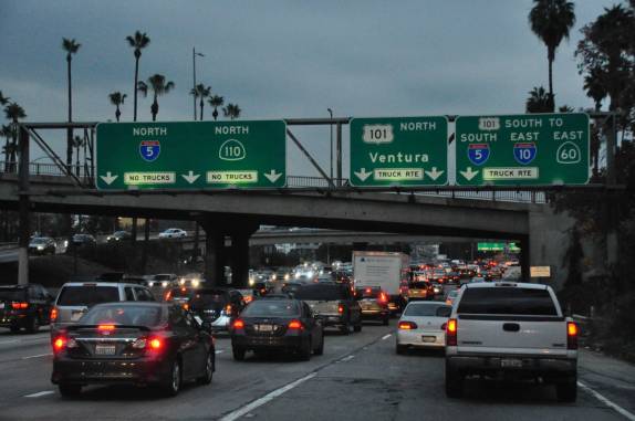 Enfrentando as congestionadas freeways de Los Angeles, na Califórnia - Estados Unidos
